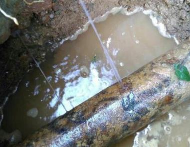 江都楼顶渗水维修公司分享下地暖漏水的原因及检测方法。